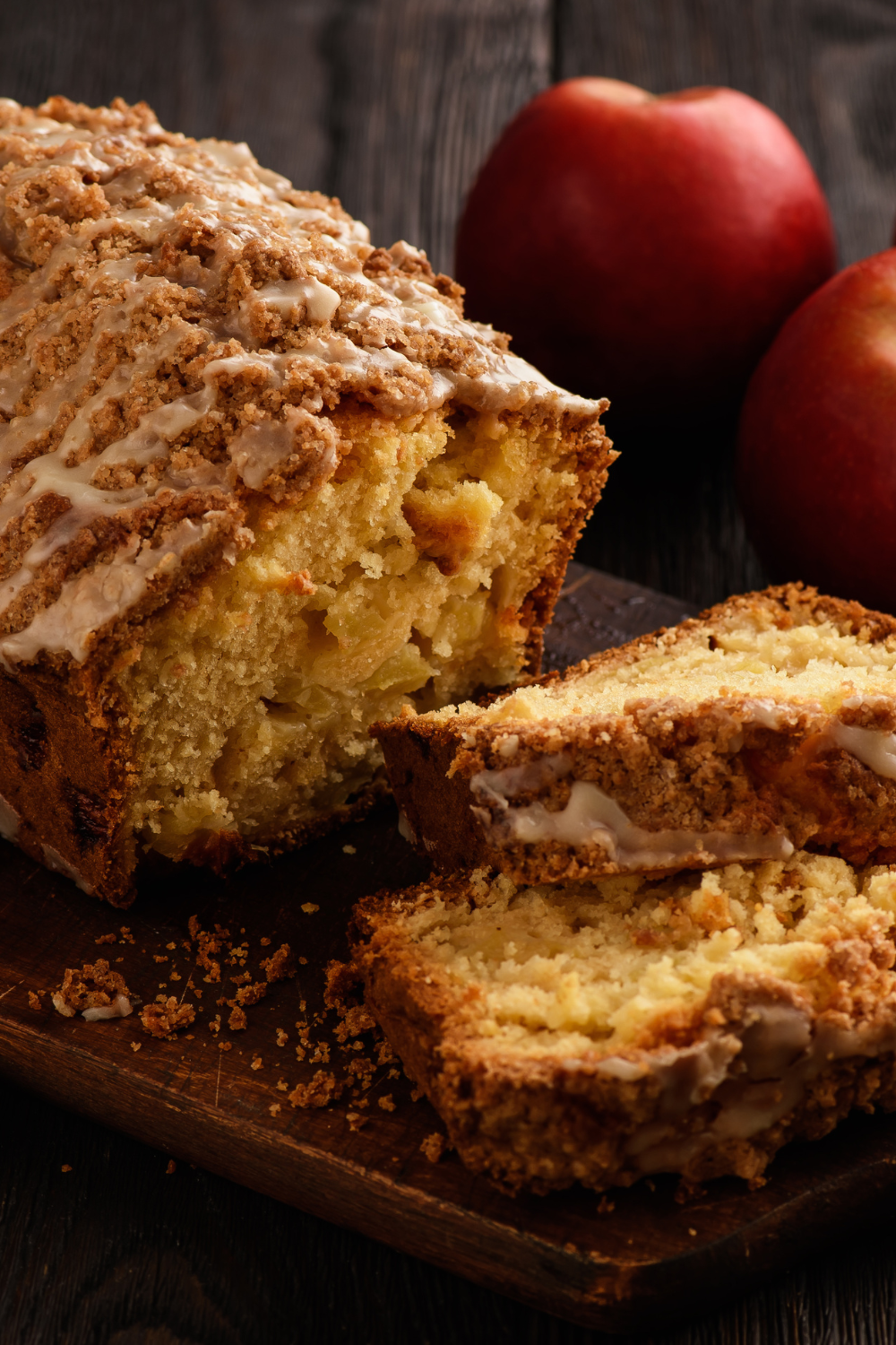 Slices-of-apple-crumb-loaf