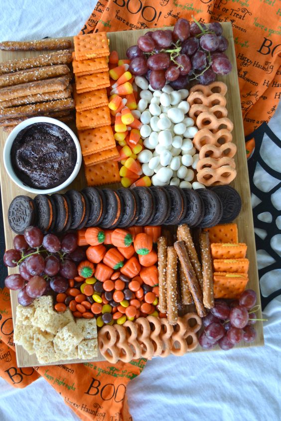 halloween-charcuterie-board