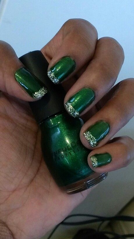 green-christmas-nails