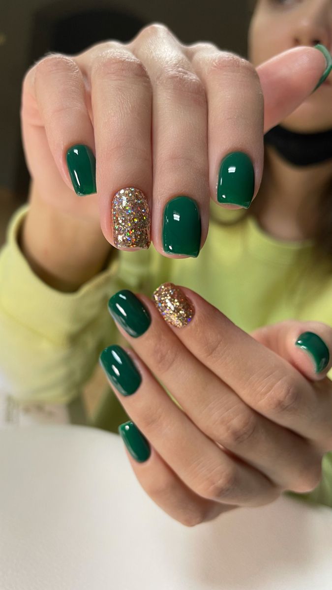 green-christmas-nails